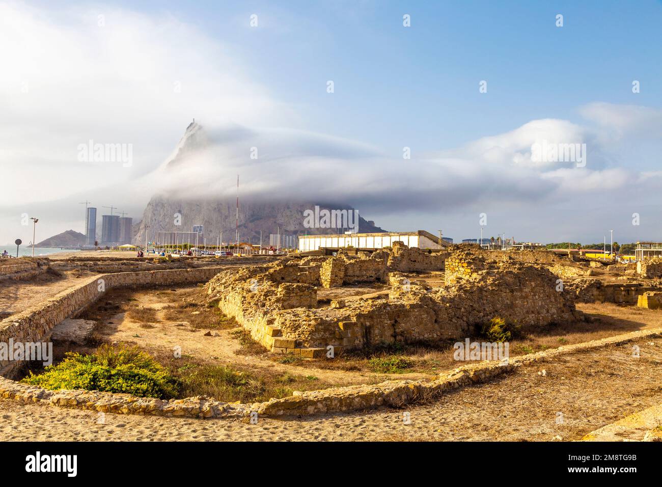 Rovine di Fort St. Barbara (Fuerte de Santa Bárbara) con Rocca di Gibilterra sullo sfondo, la Línea de la Concepción, Spagna Foto Stock