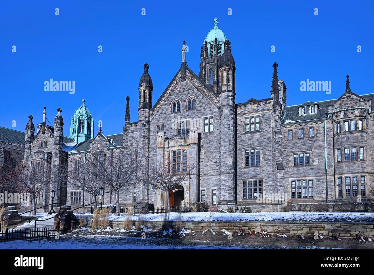 Toronto, Canada - 15 gennaio 2022: Campus dell'Università di Toronto in inverno, che mostra il fronte del Trinity College in stile gotico Foto Stock