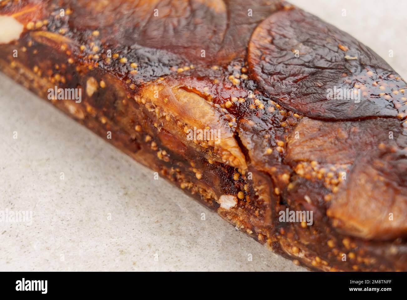 Pane di fico con mandorle su confezione di carta. Delizioso cibo tradizionale spagnolo. Foto Stock
