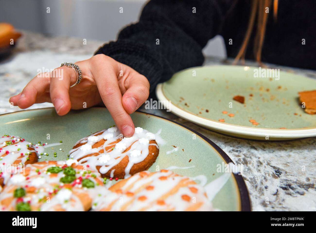 Biscotti di natale fatti in casa e decorati dai bambini Foto Stock