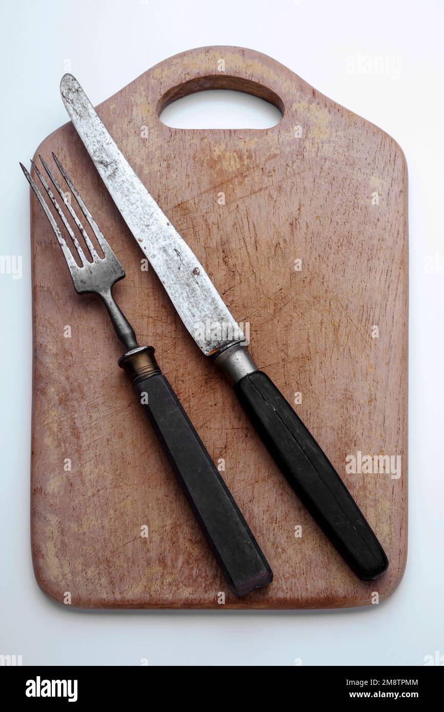 altes Hilzschneidebrett mit Besteck Foto Stock