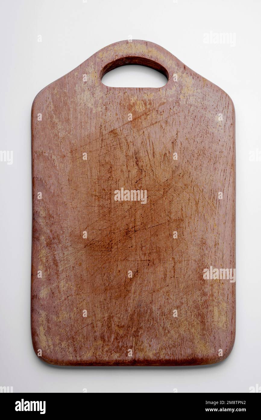 altes Hilzschneidebrett mit Messer Foto Stock