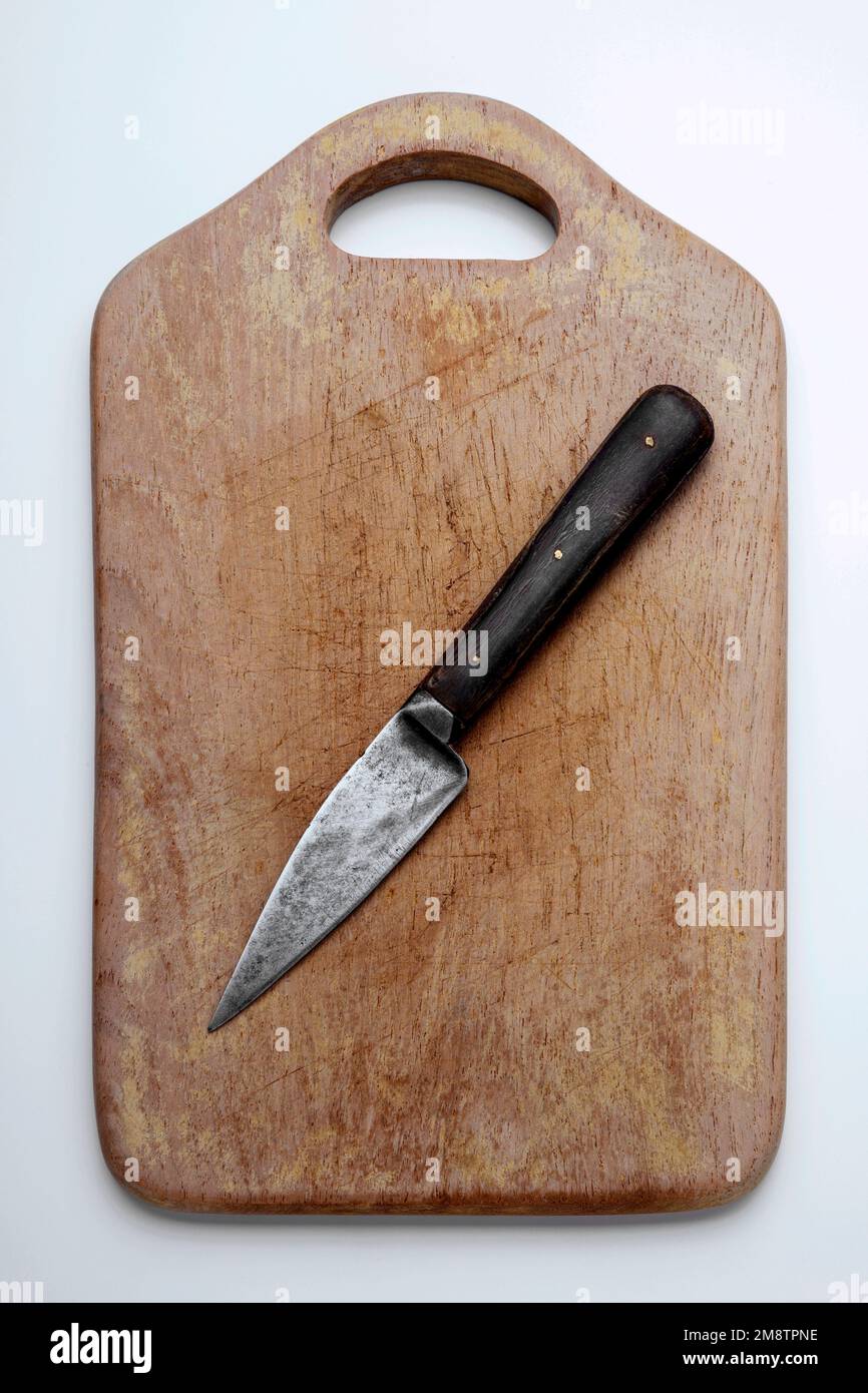 altes Holzschneidebrett mit Messer Foto Stock