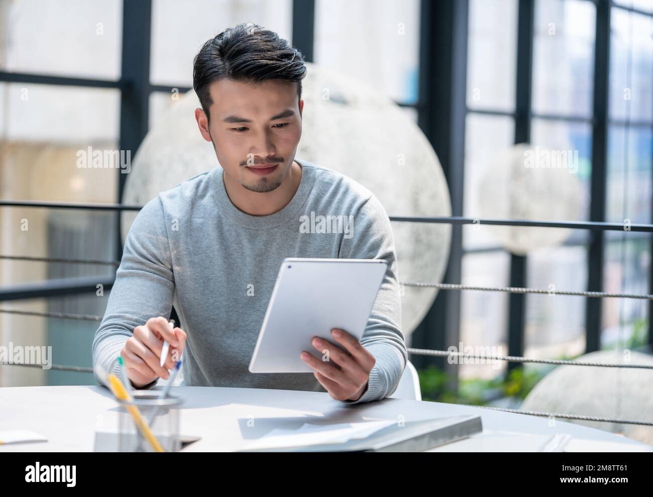 Il giovane usa le compresse Foto Stock
