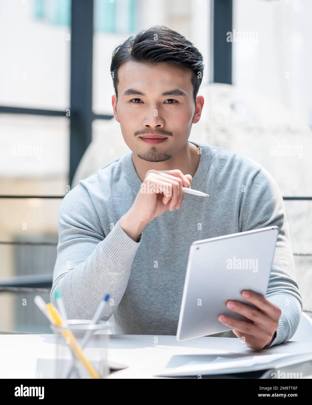 Il giovane usa le compresse Foto Stock