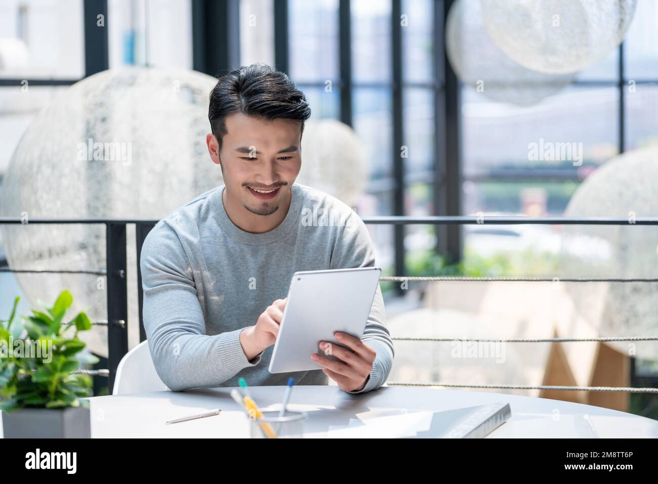 Il giovane usa le compresse Foto Stock