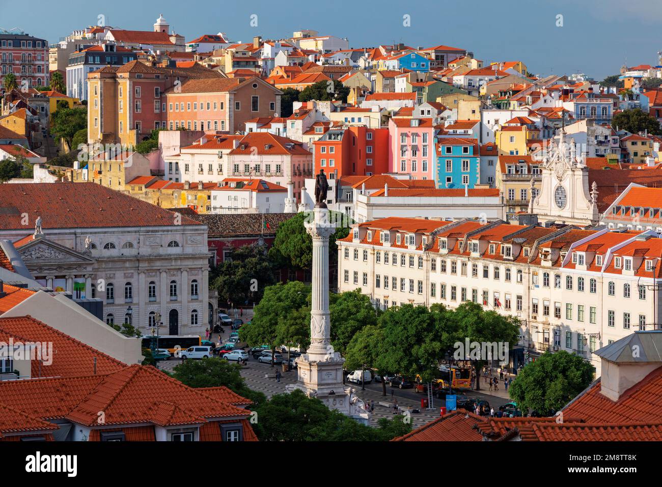 Lisbona, Portogallo. Vista alta di Praca Dom Pedro IV, comunemente noto come Rossio. La colonna porta la statua di Dom Pedro IV (anche incoronato Pedro i, Emper Foto Stock