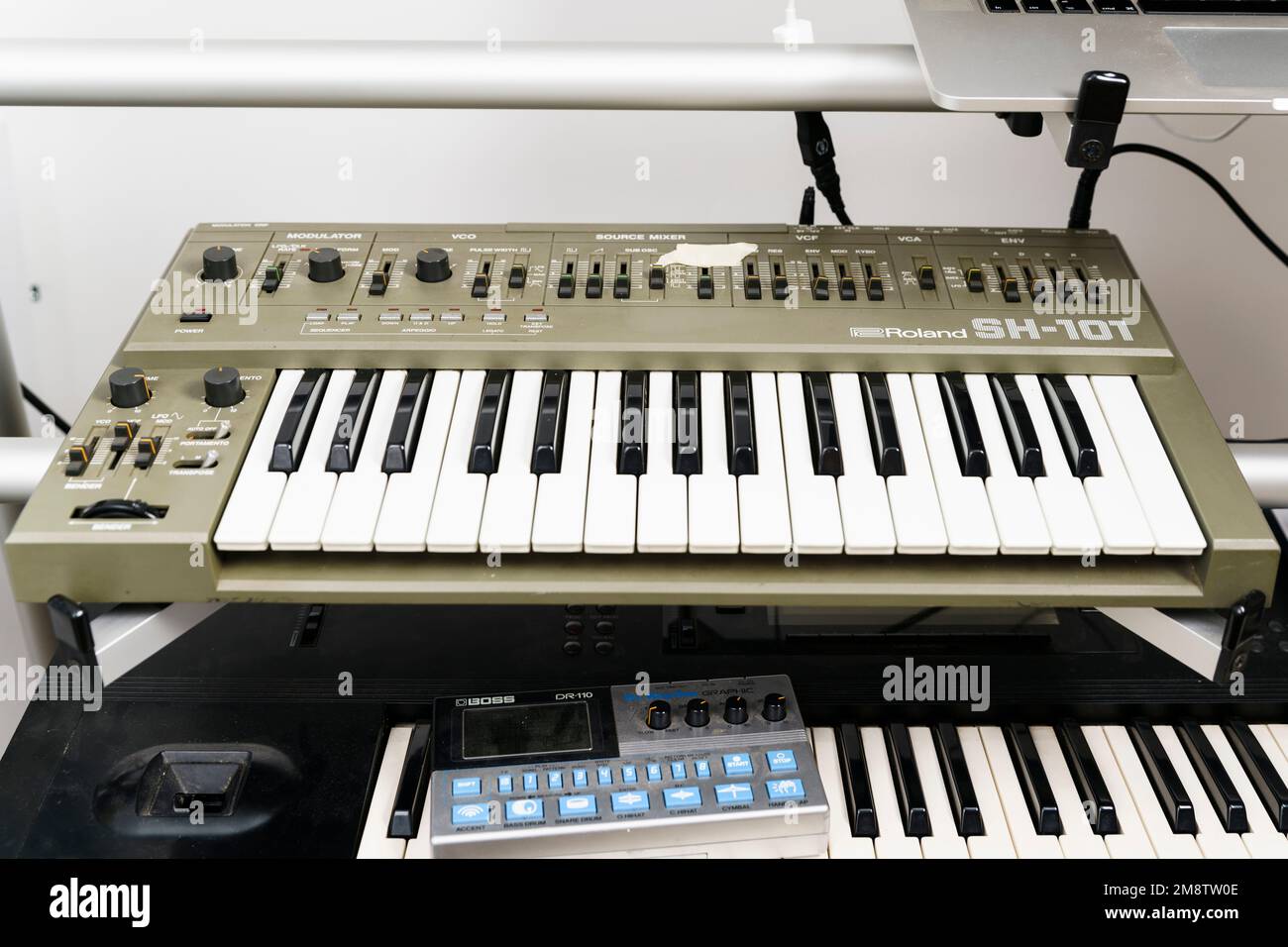 Roland SH-101 in uno studio di registrazione musicale a Bruton, Somerset. Foto Stock