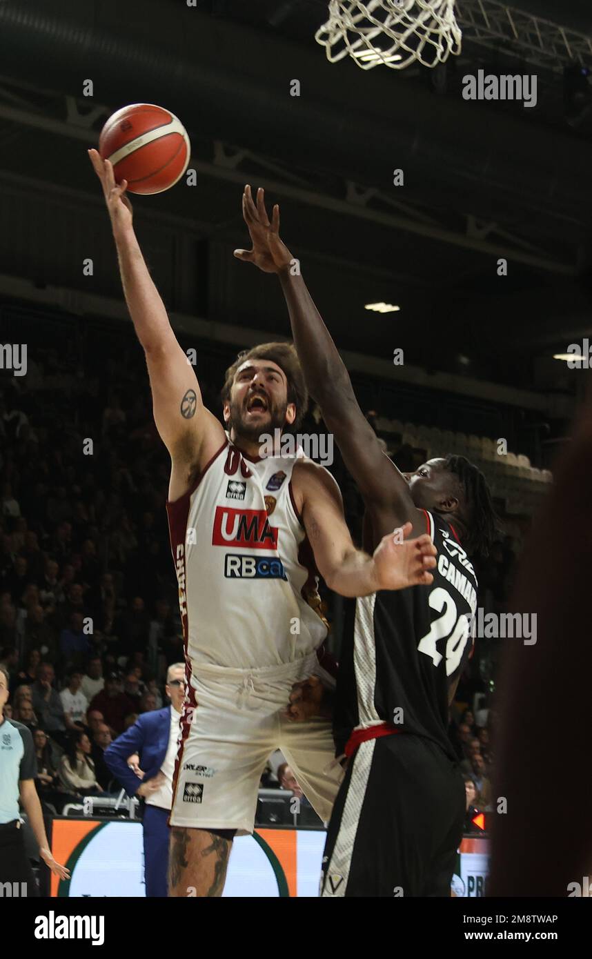 Amedeo Tessitori (Umana Reyer Venezia) contrastato da Leo Menalo (Segafredo  Virtus Bologna) durante la partita del campionato italiano di basket LBA  Segafredo Virtus Bologna Vs. Umana Reyer Venezia - Bologna, 15 gennaio