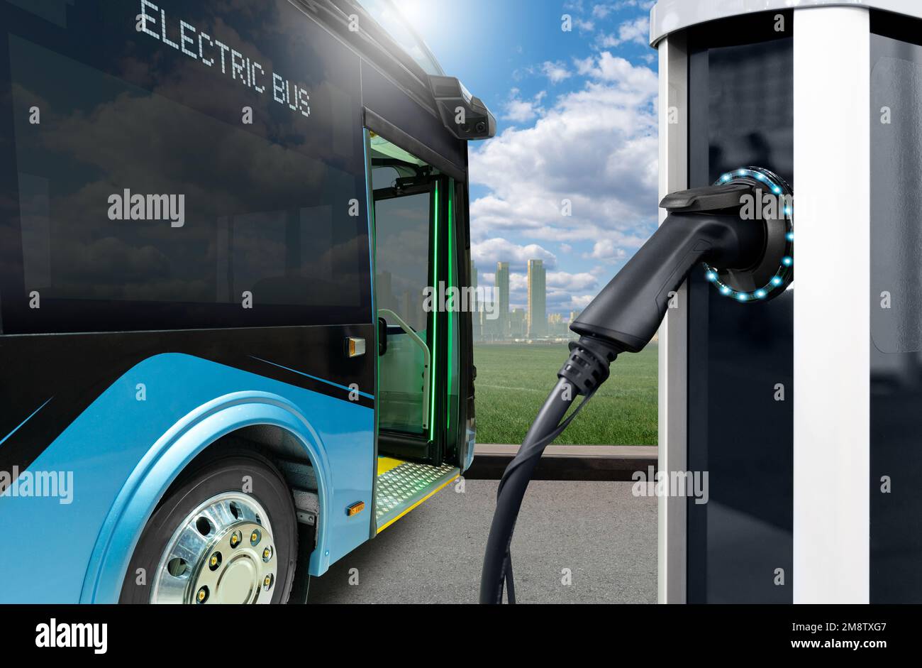 Autobus cittadino elettrico con stazione di ricarica sullo sfondo del paesaggio urbano. Trasporto ecologico e mobilità pulita Foto Stock