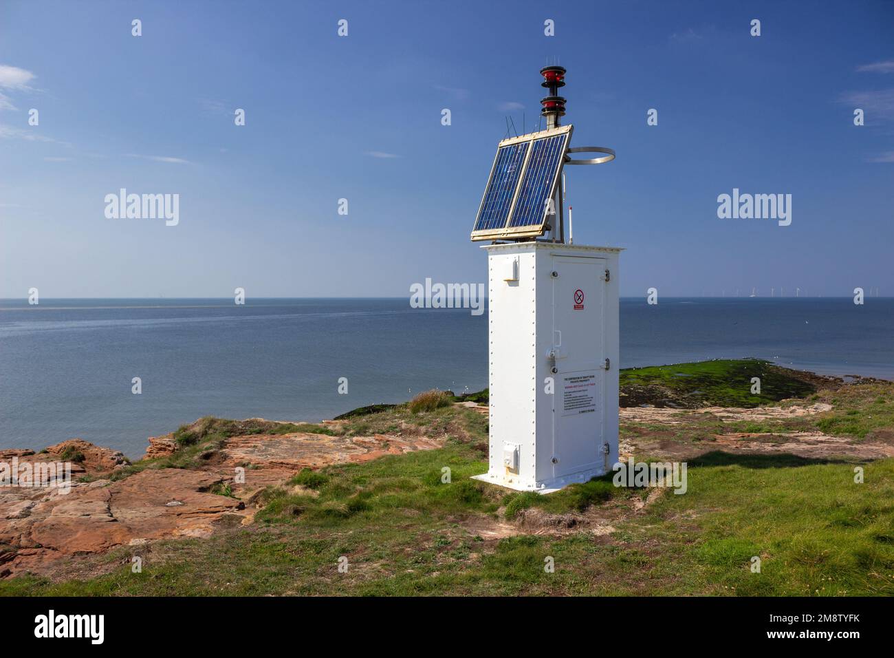 Hilbre Island, Regno Unito: Faro a energia solare, un faro di navigazione alto tre metri, gestito da Trinity House. Foto Stock