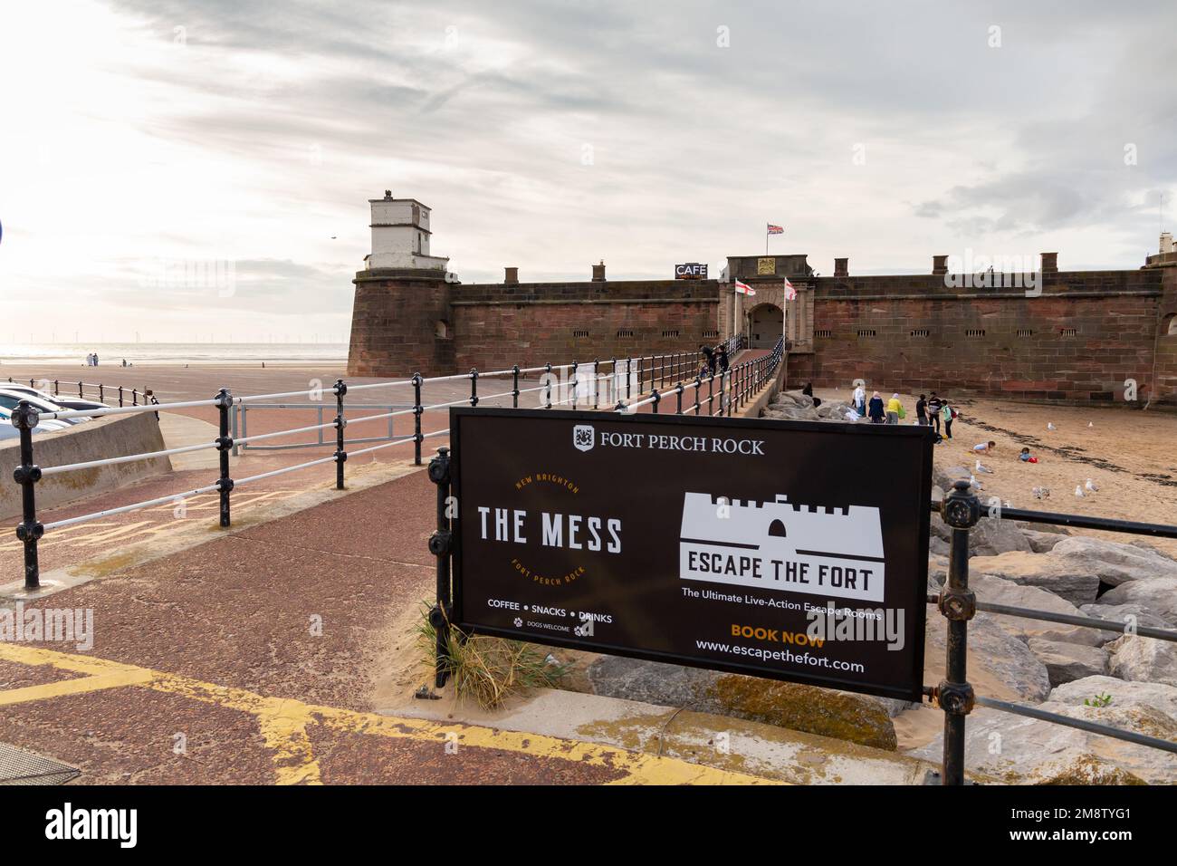 New Brighton, Regno Unito: Ingresso a Fort Perch Rock e cartello per il caffè Mess e le camere di fuga. Foto Stock