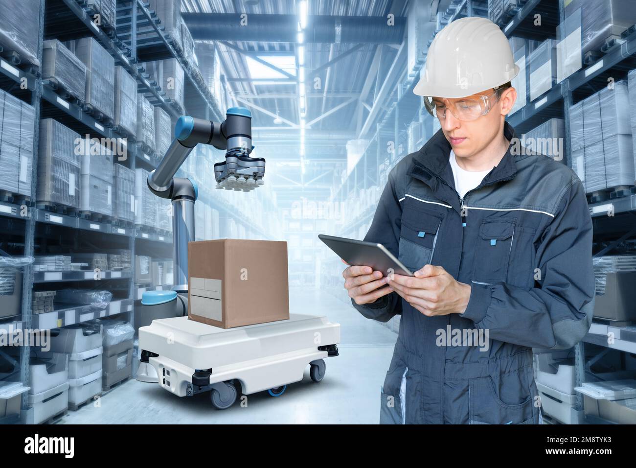 Warehouse manager con tablet digitali controlla robot e drone Foto Stock