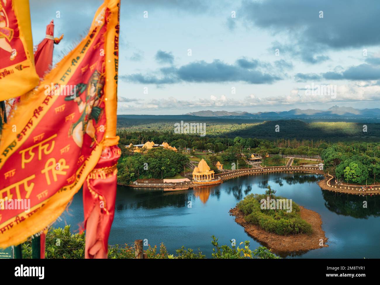 Grand Bassin Temple (Ganga Talao) - luogo sacro per il pellegrinaggio di persone indù nel distretto di Savanne, Mauritius. Vista dall'alto di un lago cratere. Foto Stock