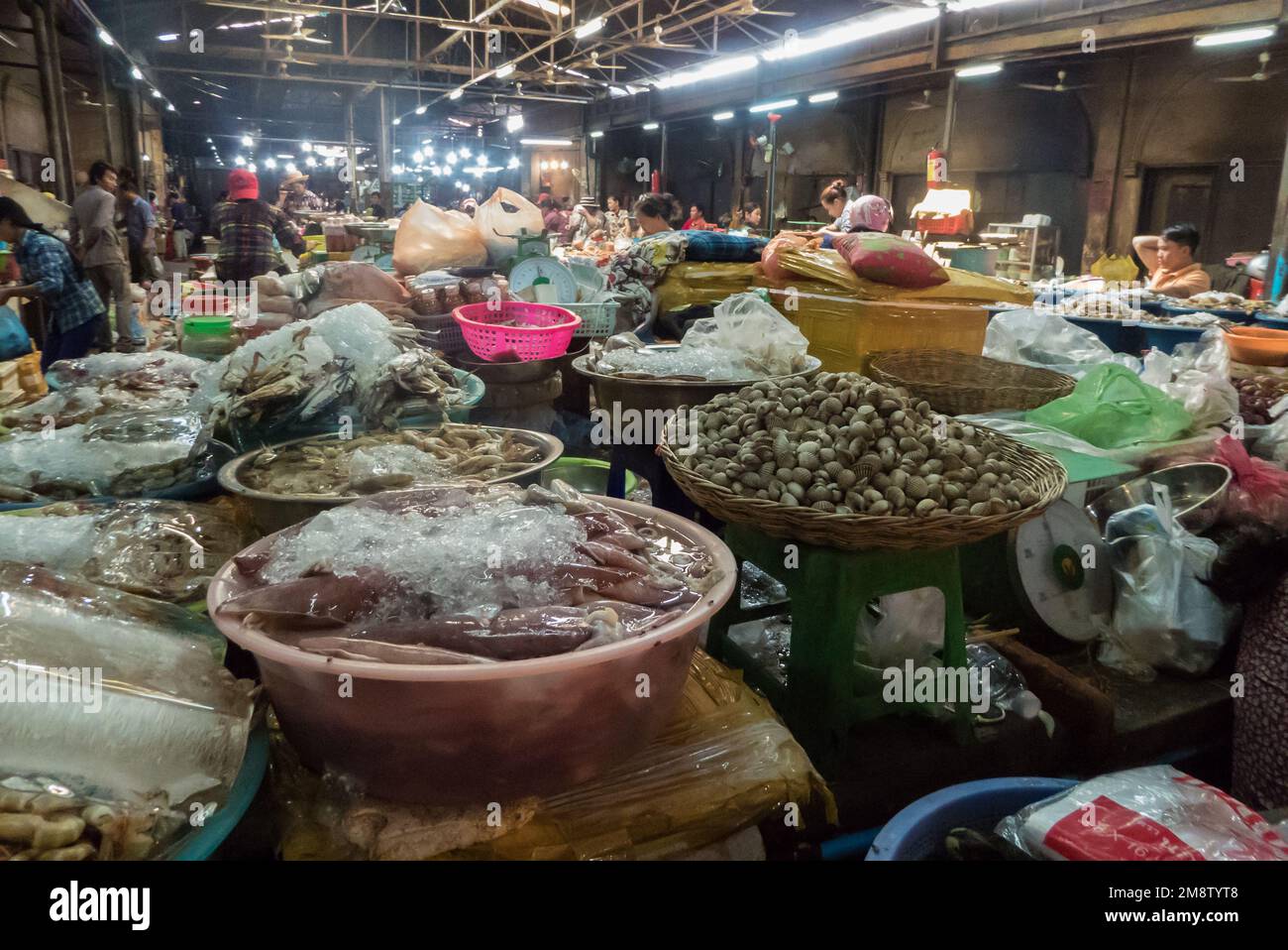 Bancarella di frutti di mare, Phsar Chas (vecchio mercato), Siem Reap, Cambogia Foto Stock