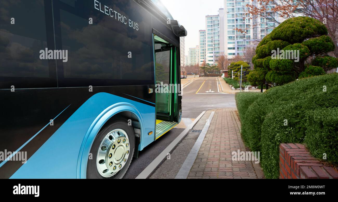 Autobus elettrico su un concetto di strada cittadina Foto Stock