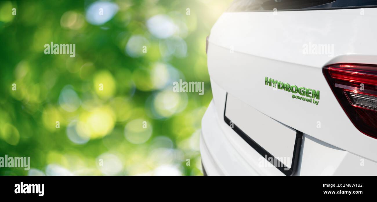 Primo piano della vettura con un'etichetta Powered by Hydrogen. Concetto di mobilità pulita Foto Stock
