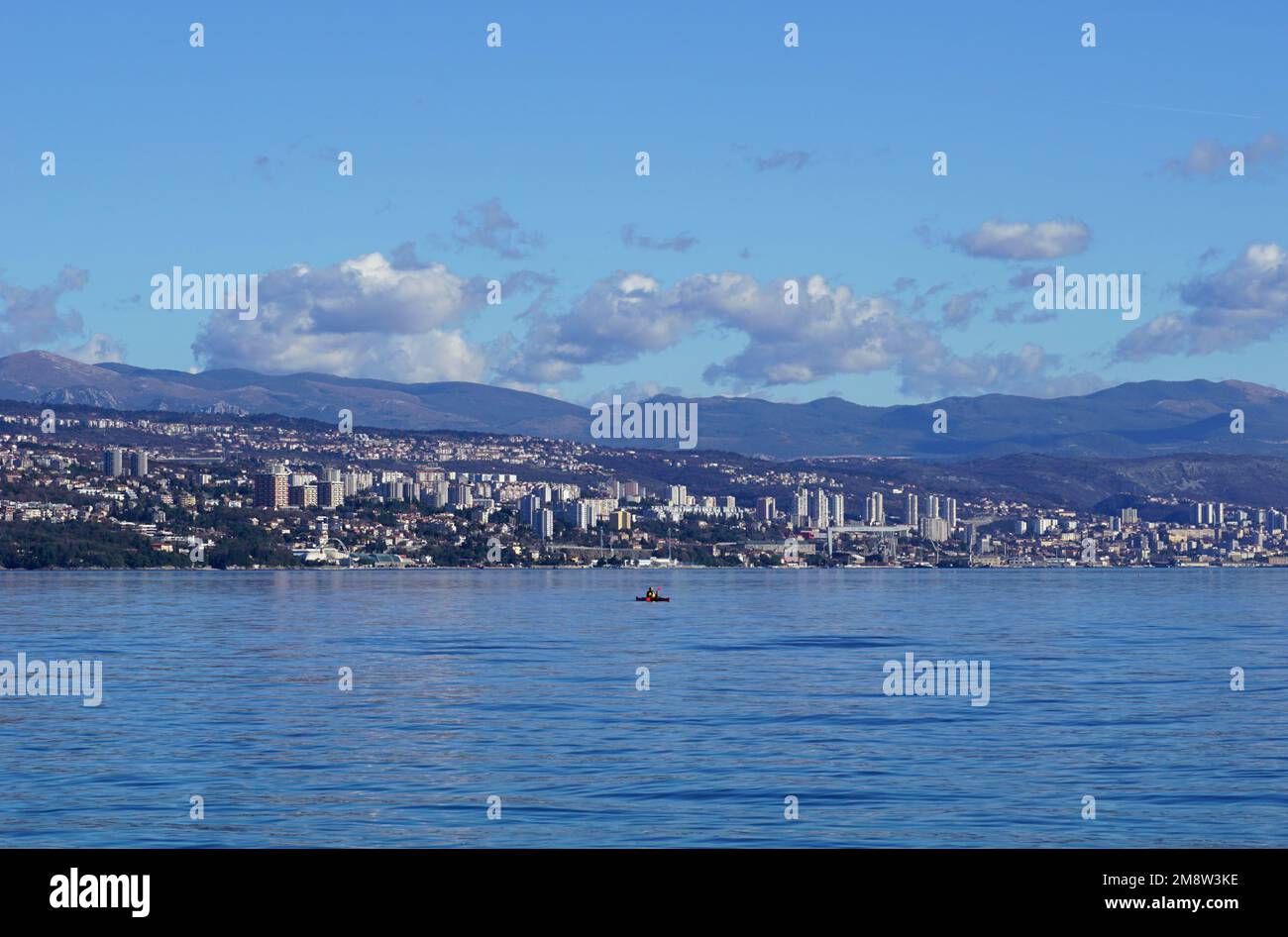 Vista aerea orizzontale del mare dei grattacieli della città industriale di Fiume e del porto sulla costa Foto Stock