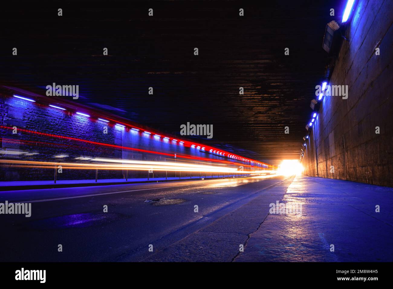 Sentieri per auto in un tunnel Foto Stock