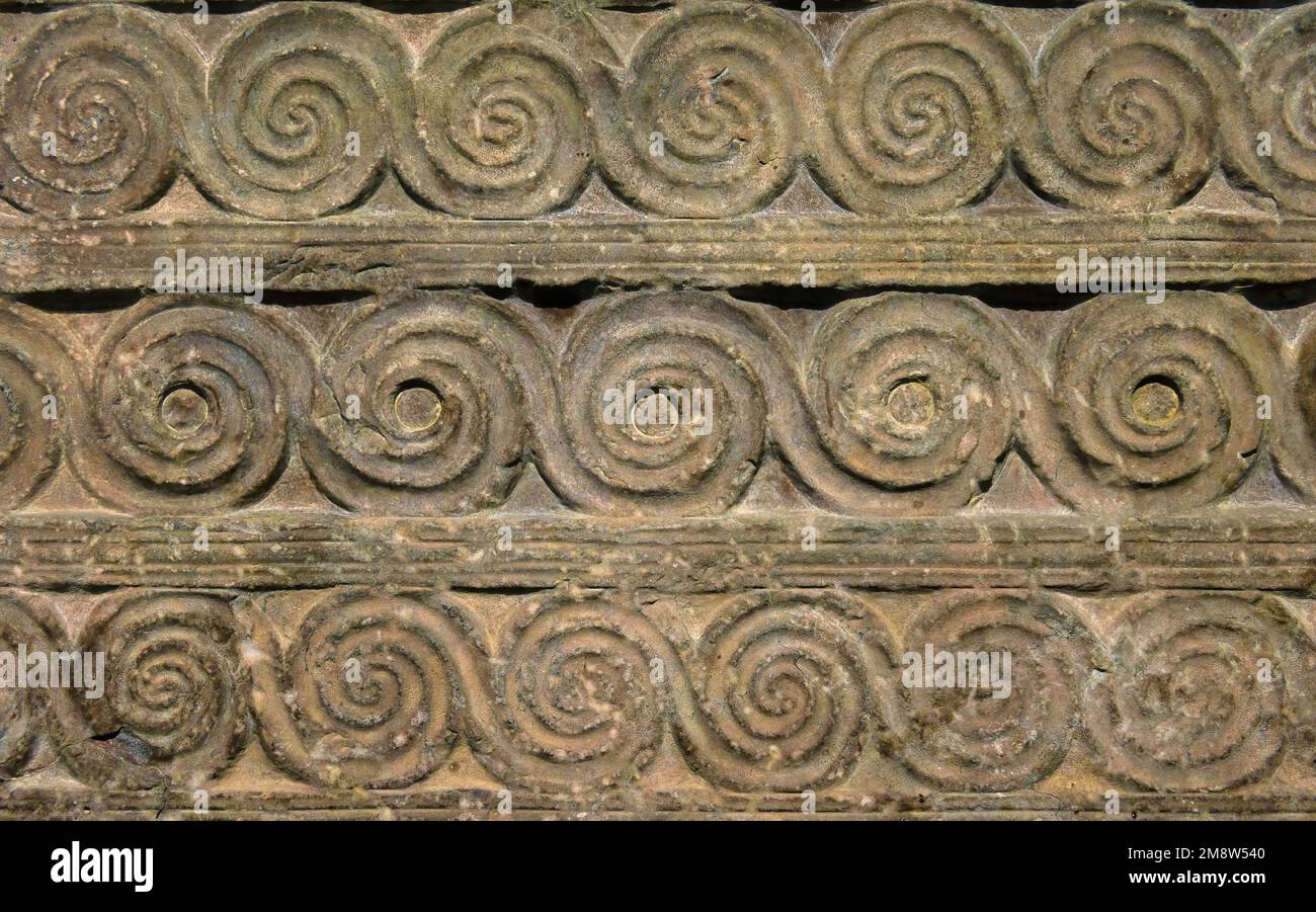 Ornamento bizantino, disegno intagliato in vecchio muro di pietra, sfondo a struttura antica, rilievo geometrico vintage. Decorazione di architettura greca romana. Th Foto Stock
