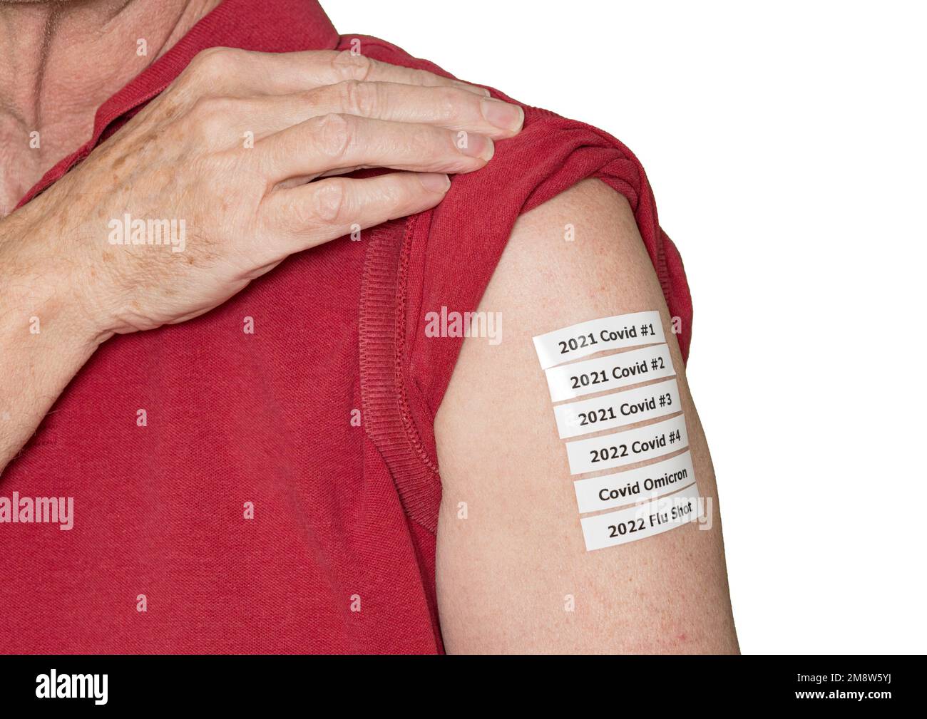 Uomo adulto anziano che mostra tutti i colpi di Covid e influenza o le vaccinazioni nelle sue spalle durante la pandemia Foto Stock