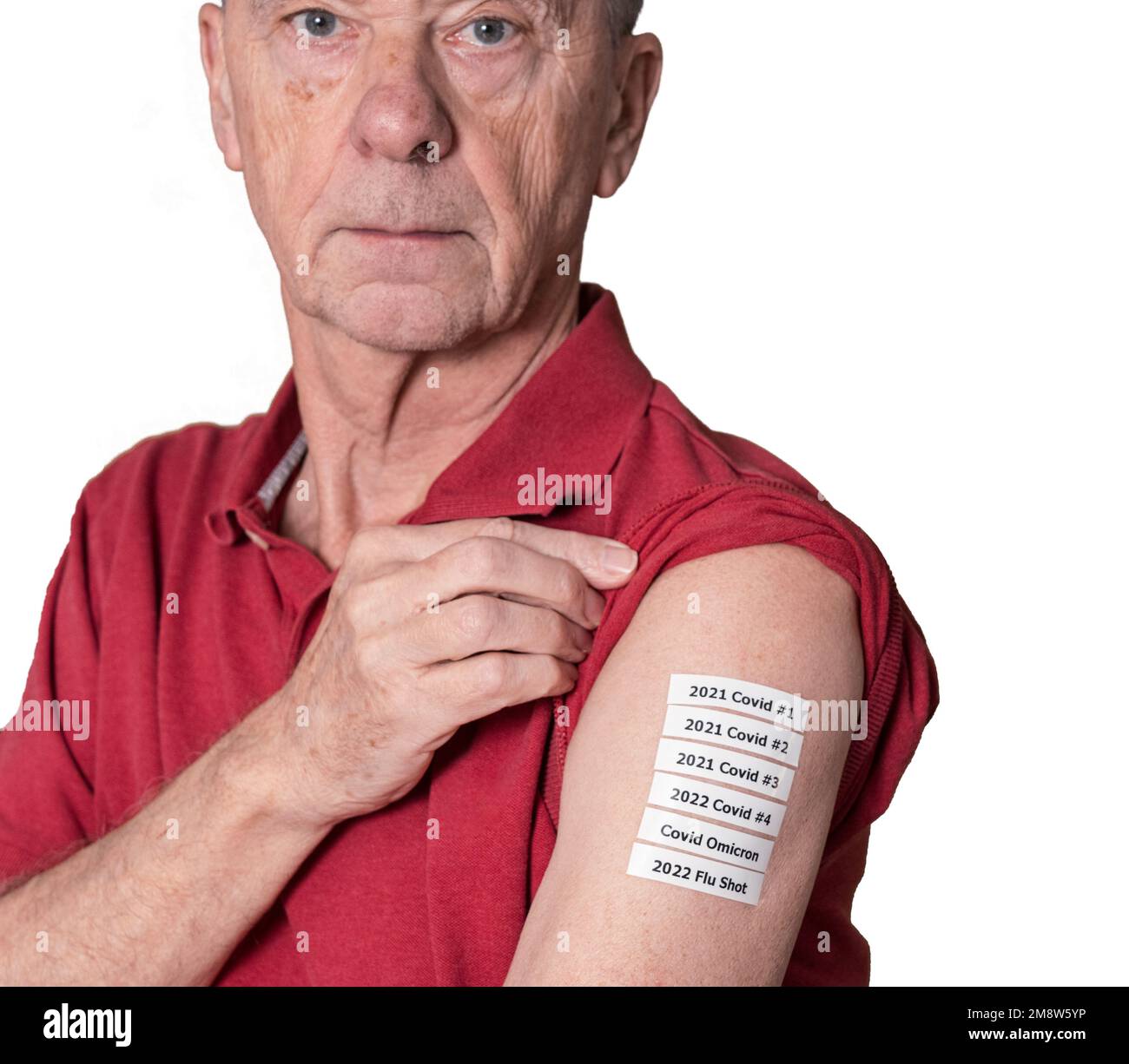 Uomo adulto anziano che mostra tutti i colpi di Covid e influenza o le vaccinazioni nelle sue spalle durante la pandemia Foto Stock