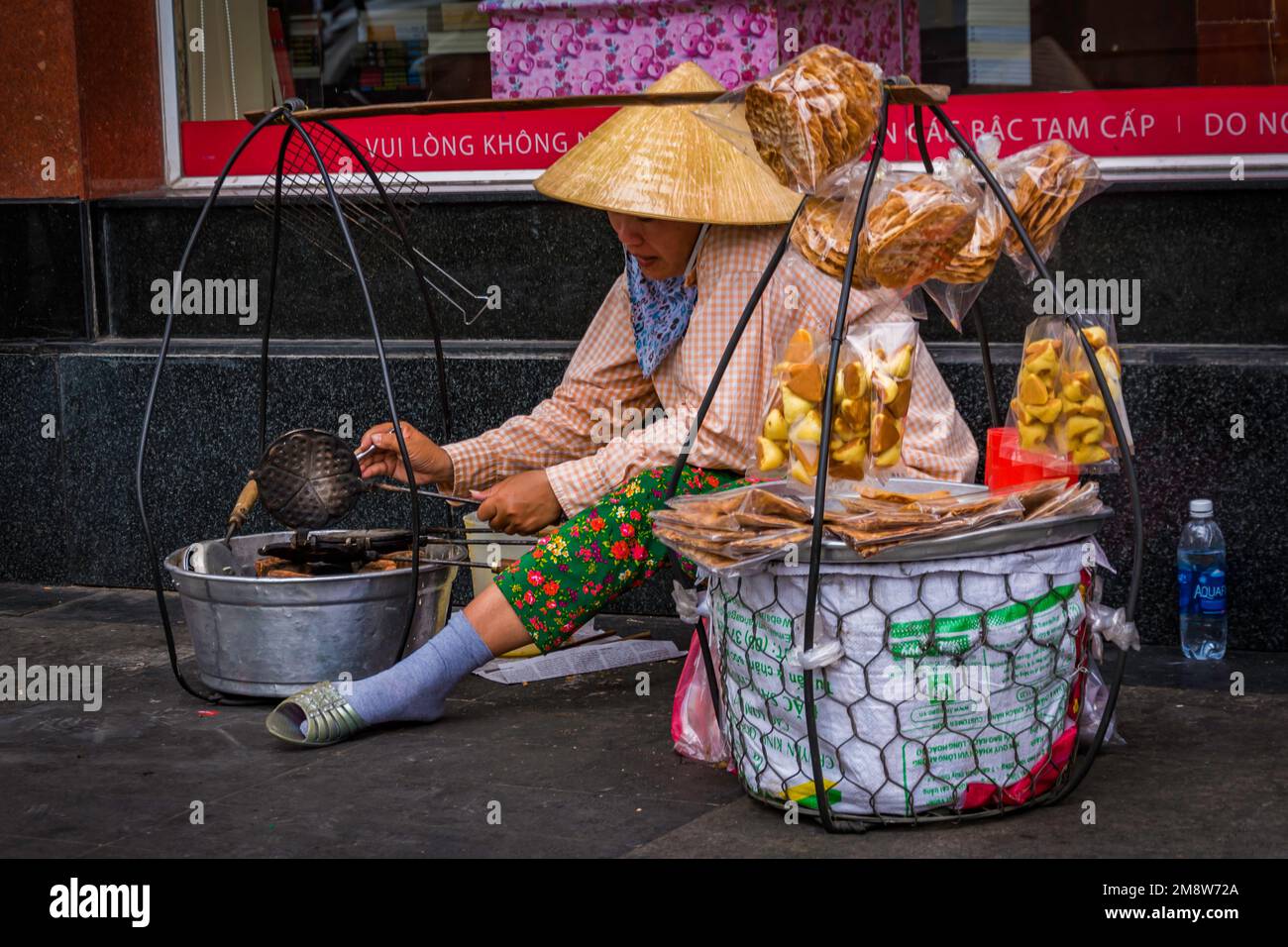 Vecchia signora che vende cibo nella strada di ho Chi Minh Vietnam Foto  stock - Alamy