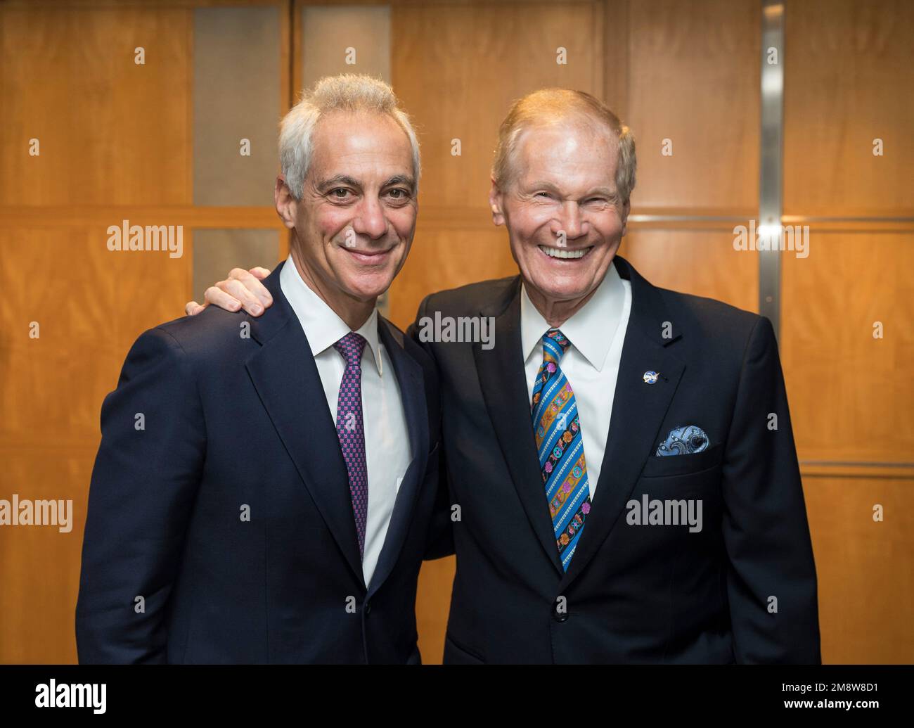 Washington, Stati Uniti d'America. 13 gennaio 2023. Bill Nelson, amministratore della NASA, a destra, si pone con gli Stati Uniti Ambasciatore in Giappone Rahm Emanuel prima di una cerimonia di firma che estende la collaborazione spaziale con il Giappone alla sede della NASA, 13 gennaio 2023 a Washington, D.C. Credit: Aubrey Gemignani/NASA Photo/Alamy Live News Foto Stock