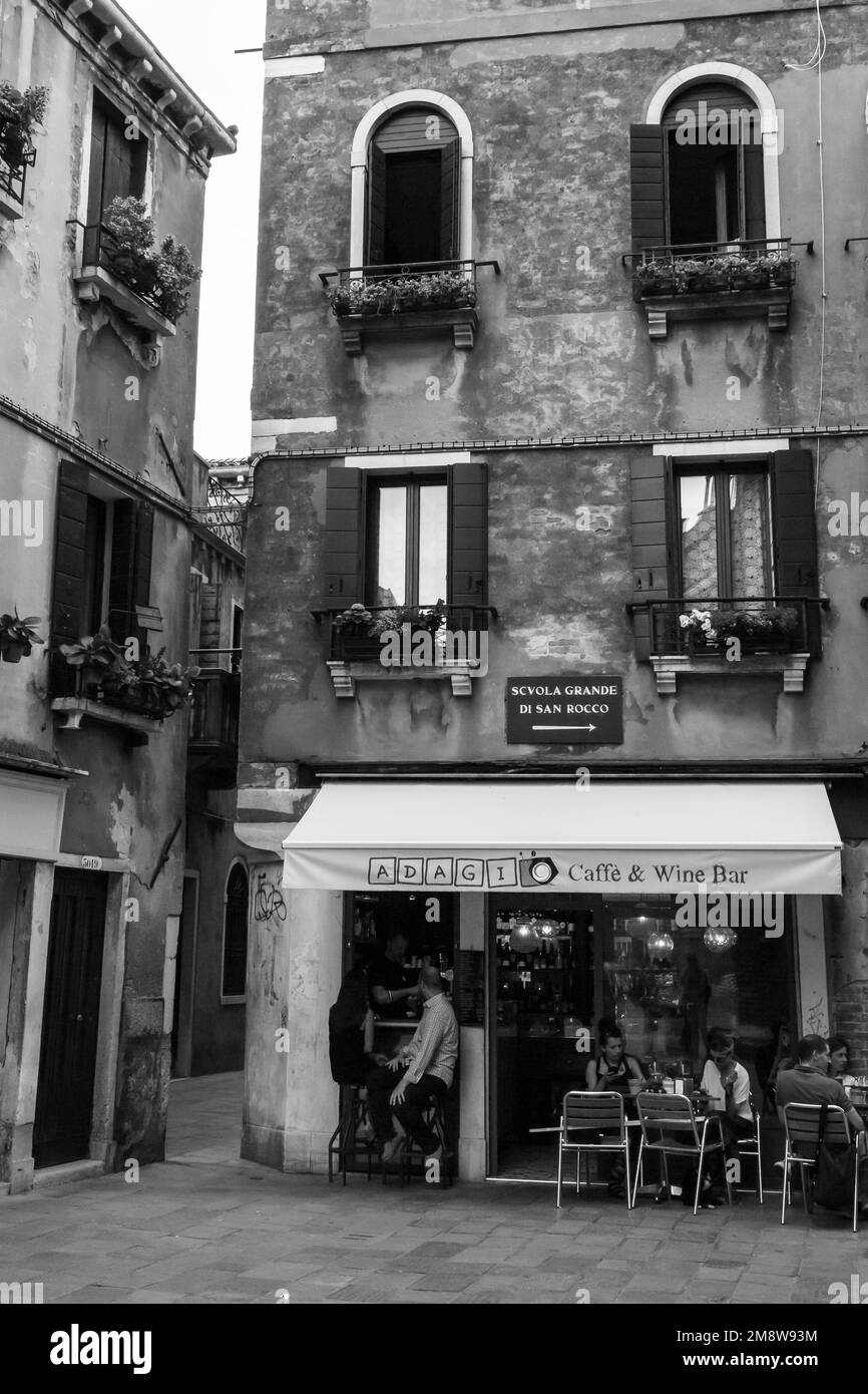 Caffè e bar a Venezia con cene e bevitori che si rilassano in una giornata estiva Foto Stock