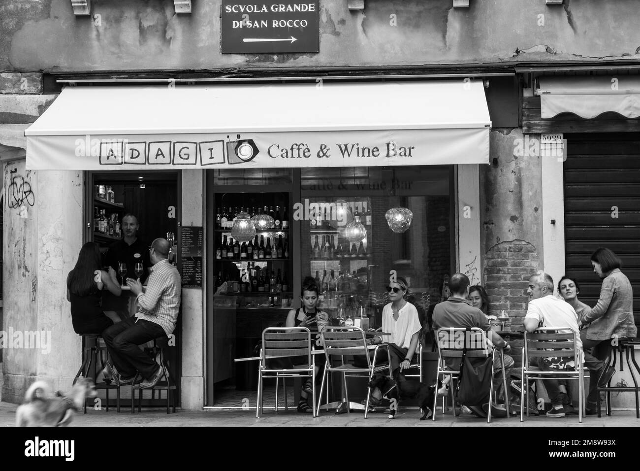 Caffè e bar a Venezia con cene e bevitori che si rilassano in una giornata estiva Foto Stock