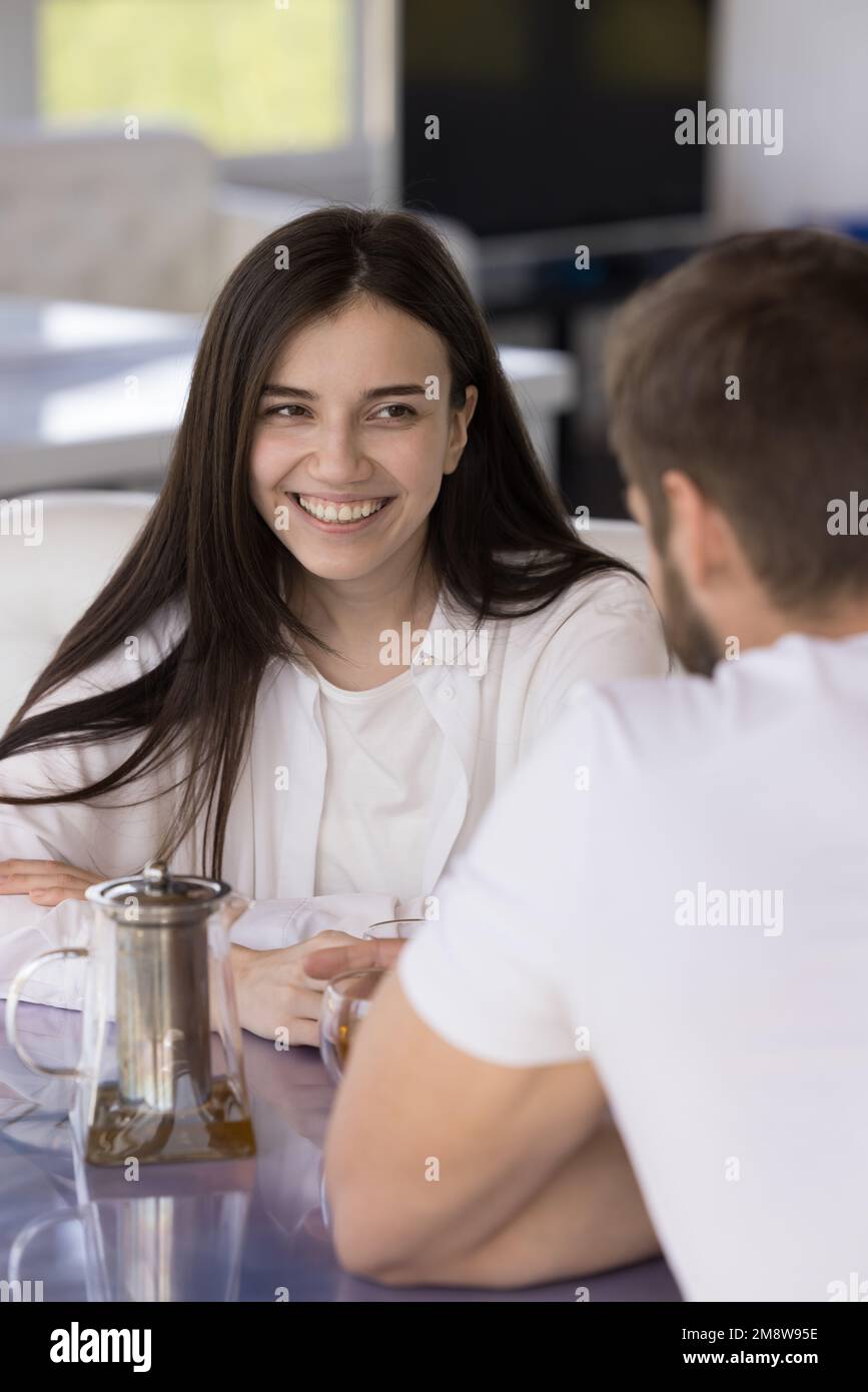 Bella ragazza positiva che parla con il ragazzo in un bar Foto Stock
