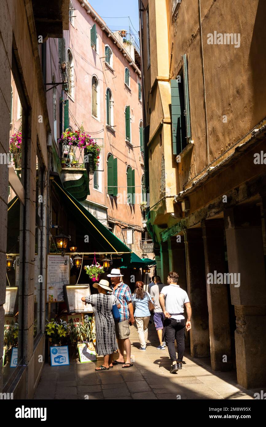 Caffè e bar a Venezia con cene e bevitori che si rilassano in una giornata estiva Foto Stock