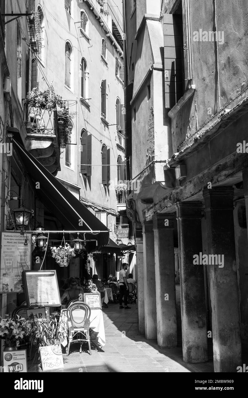 Caffè e bar a Venezia con cene e bevitori che si rilassano in una giornata estiva Foto Stock