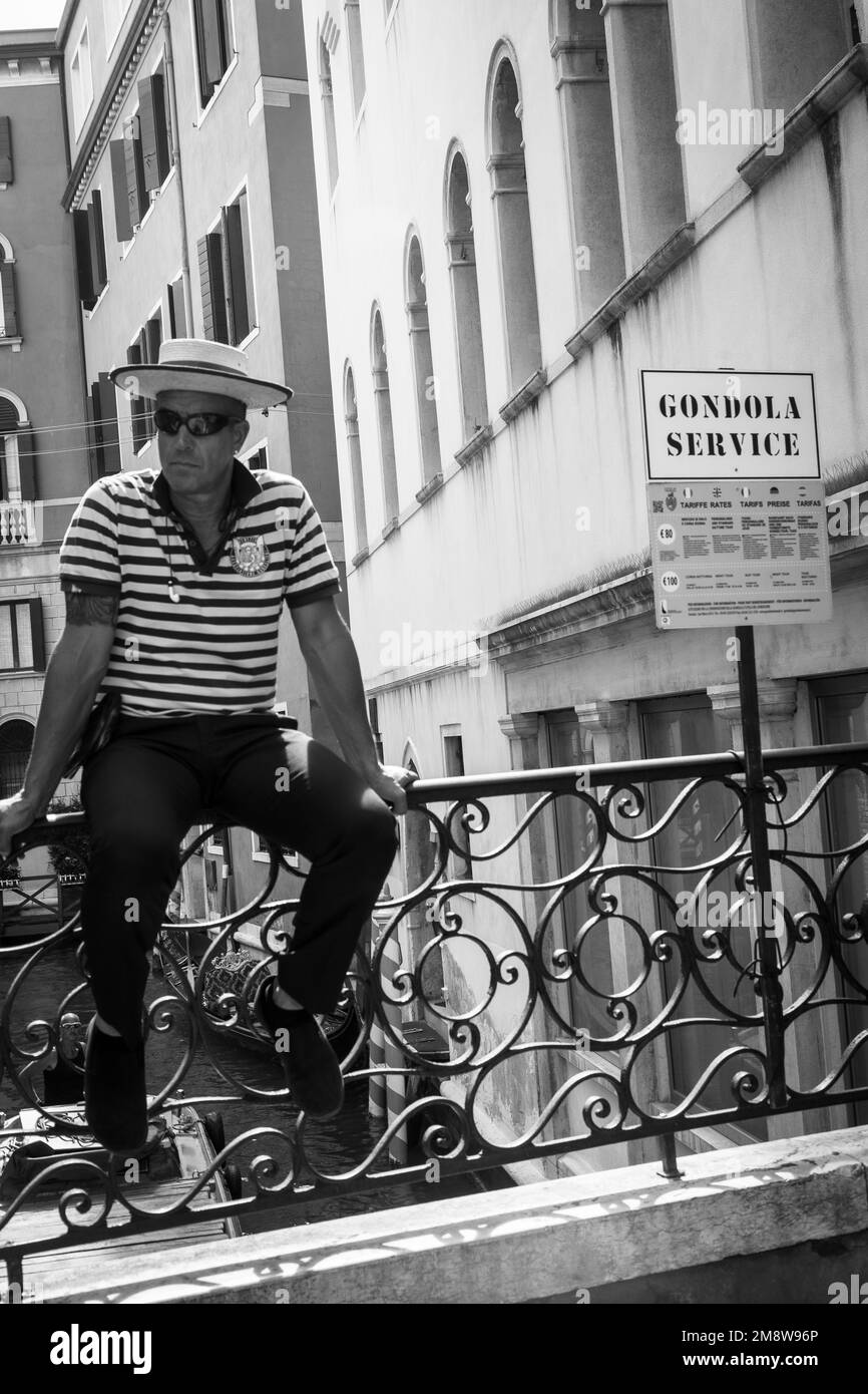 Gondoliere in pausa, nel centro di Venezia Foto Stock