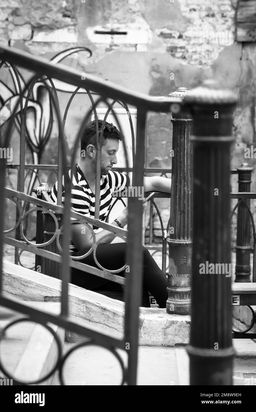 Gondoliere in pausa, nel centro di Venezia Foto Stock