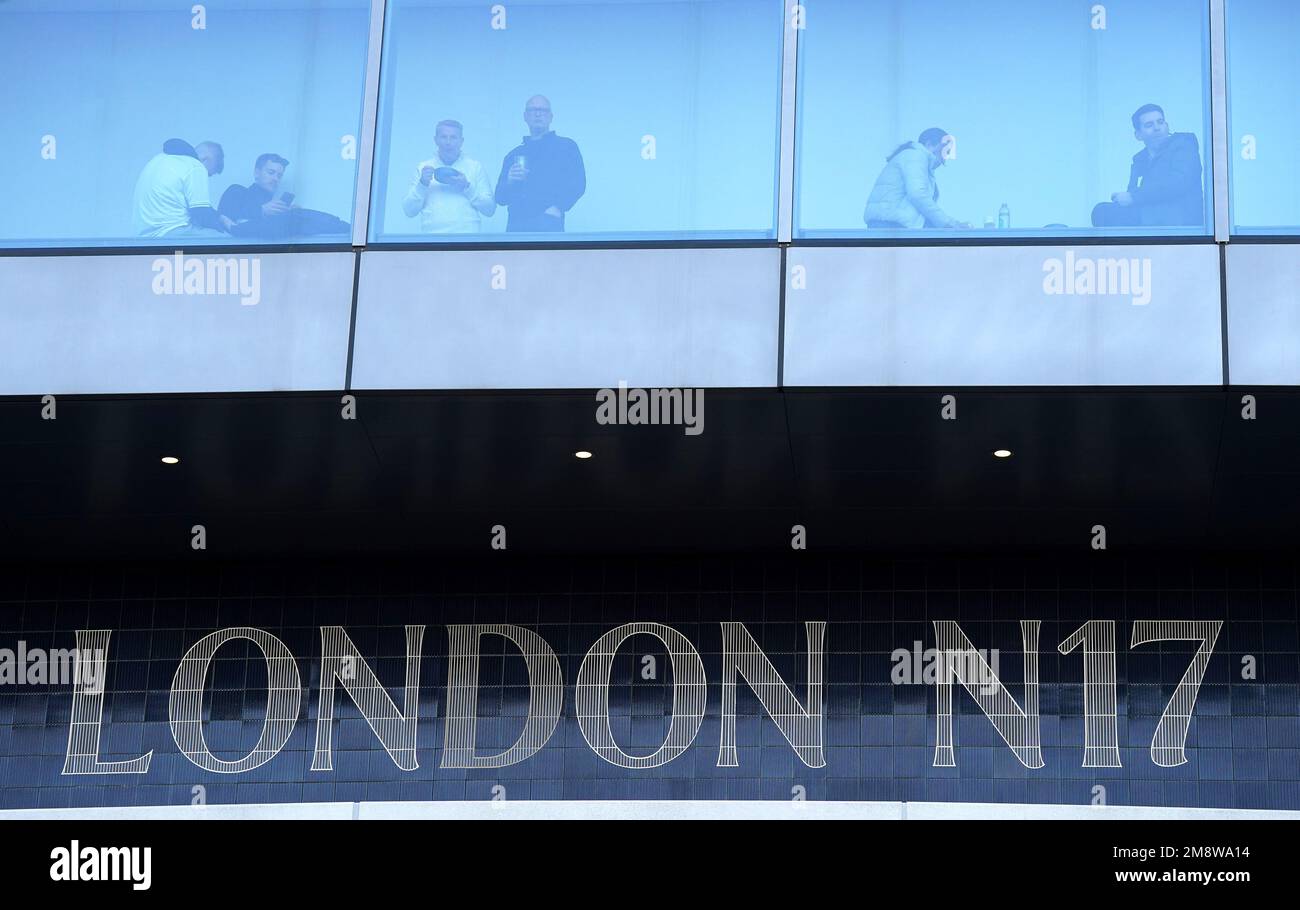 I fan guardano dall'interno dello stadio prima della partita della Premier League al Tottenham Hotspur Stadium, Londra. Data immagine: Domenica 15 gennaio 2023. Foto Stock
