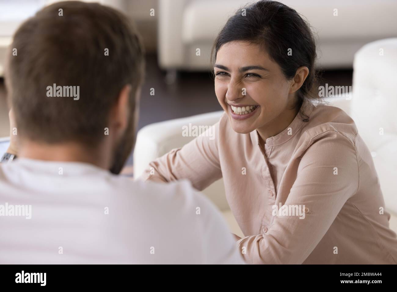 Felice bella ragazza indiana incontro con il ragazzo nel bar lounge Foto Stock