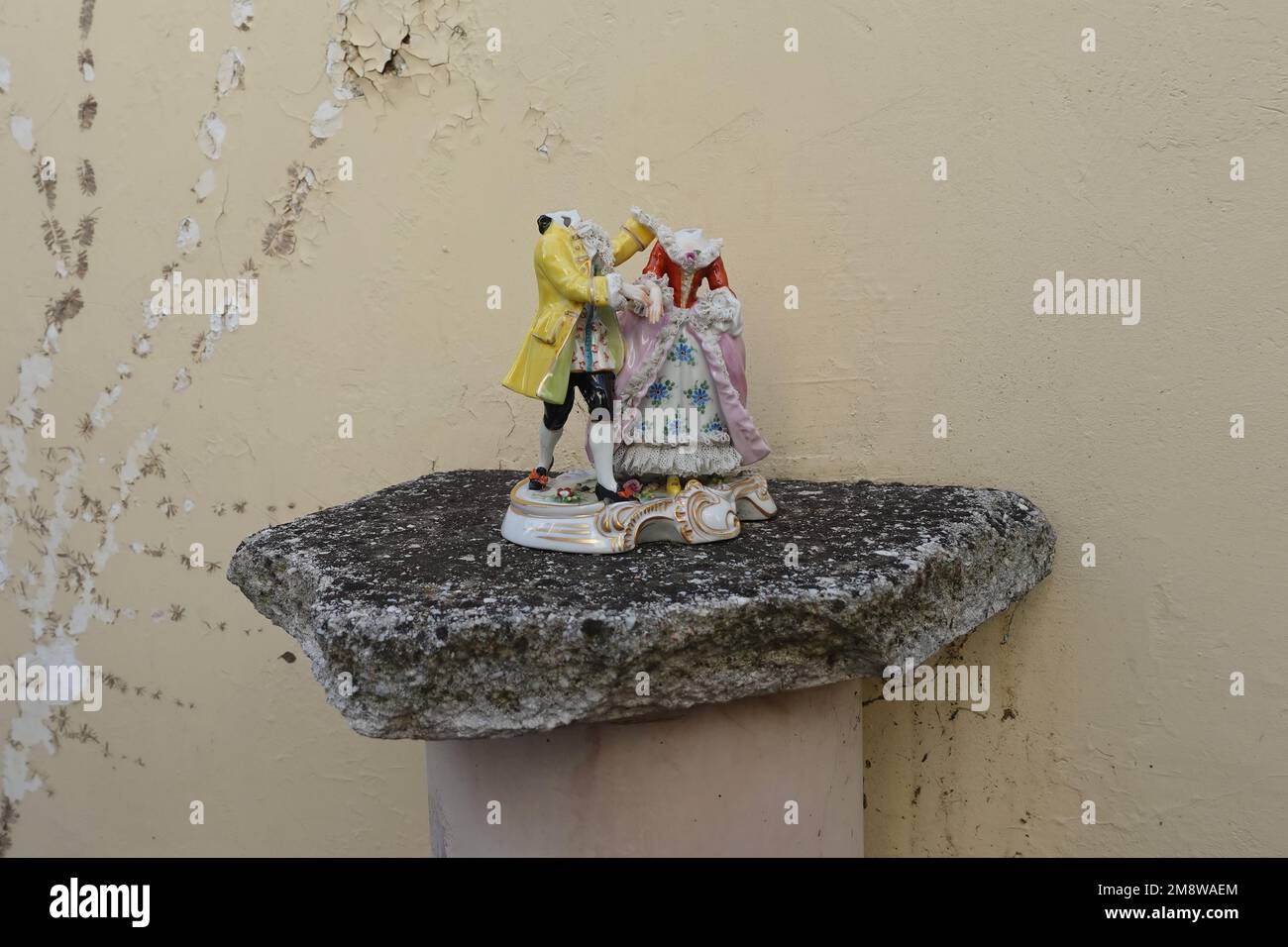 Figurine in porcellana spezzate, figure maschili e femminili che indossano abiti epoque alla danza del valzer. Oggetti decorativi antichi. Foto Stock