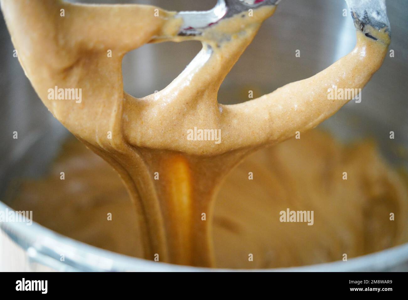 Pastella per torte di carote (impasto) sgocciolando dal mixer, pronto per essere cotto come un delizioso dessert. Concetto di cottura ingredienti e metodo, ricetta. Foto Stock