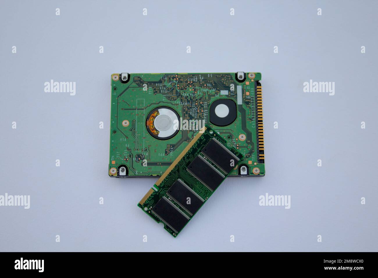 Immagine di una memoria RAM e di un disco rigido di un computer. Componenti tecnologici di un pc. Foto Stock