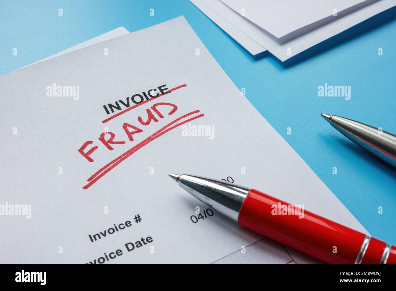 Fattura con contrassegno fraudolento e penna. Foto Stock