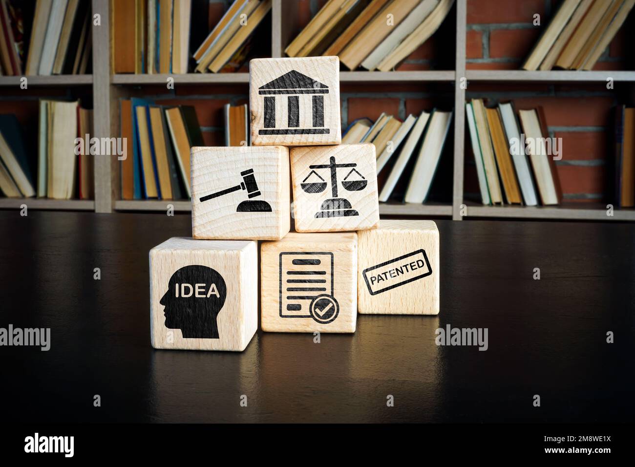 Concetto di diritto d'autore o di diritto brevettuale. Cubetti di legno con segni sulla scrivania. Foto Stock
