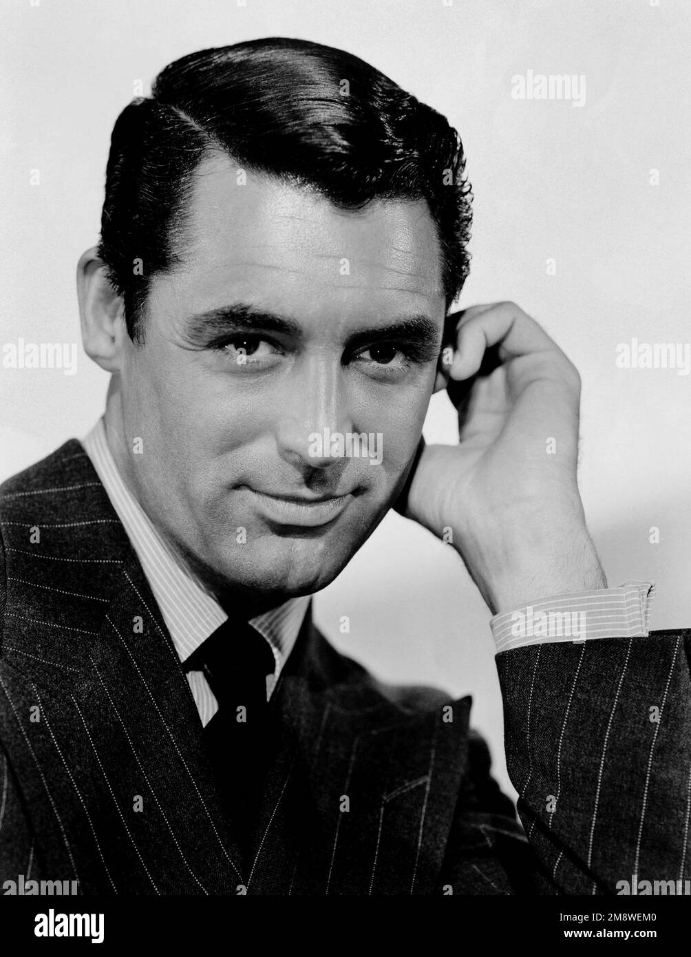 Cary Grant (Archibald Alec Leach, 1904 – 1986) attore inglese-americano. Cary Grant in una pubblicità RKO ancora da sospetto (1941) Foto Stock