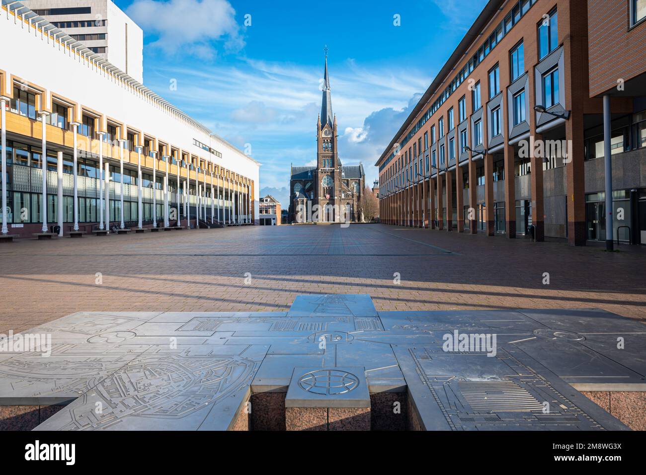 Piazza della città nuova con teatro moderno e negozi. Nel mezzo della storica chiesa cattolica 'Basilica di Liduina' nella storica città di Schiedam, Olanda. Foto Stock