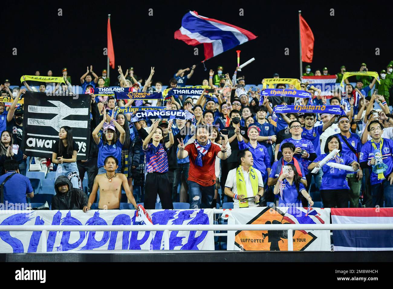 Hanoi, Vietnam. 13th Jan, 2023. I fan thailandesi hanno visto il tifo durante la partita AFF Mitsubishi Electric Cup 2022 tra il Vietnam e la Thailandia al My Dinh National Stadium. Punteggio finale; Vietnam 2:2 Thailandia. (Foto di Amphol Thongmueangluang/SOPA Images/Sipa USA) Credit: Sipa USA/Alamy Live News Foto Stock