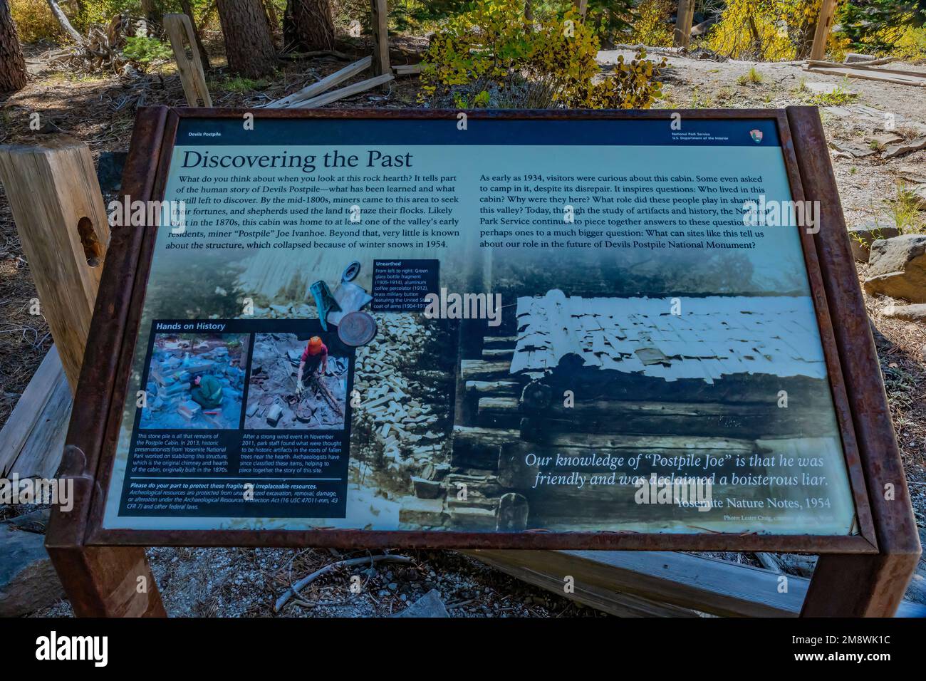 Segno interpretativo in Postpile Cabin in Devils Postpile National Monument, California, USA [Nessuna pubblicazione dell'artista; solo licenza editoriale] Foto Stock