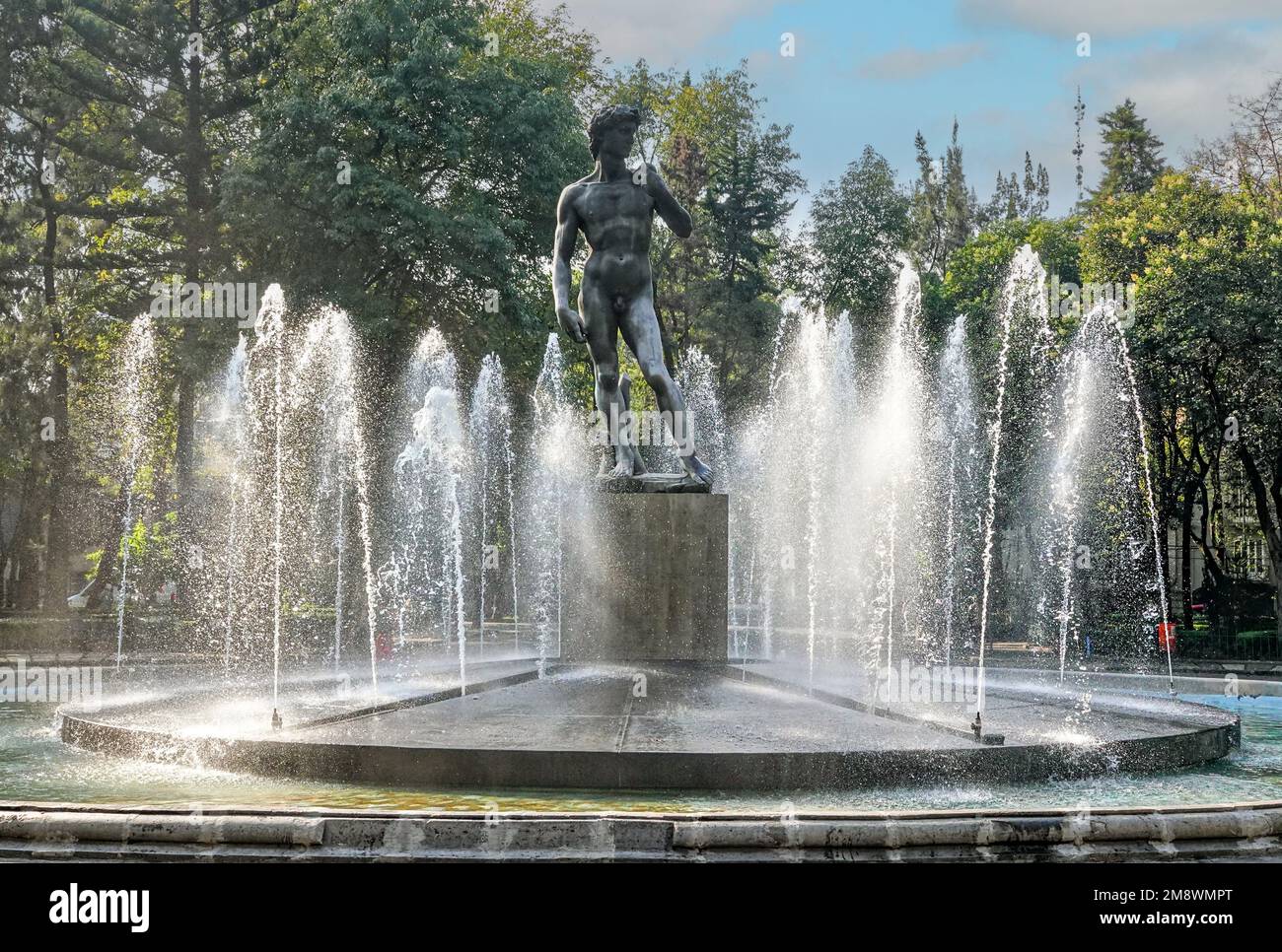 Replica della statua del David di Michelangelo circondata da una fontana in Piazza Rio de Janeiro nel quartiere di Colonia Roma Norte di Città del Messico, Messico. Foto Stock