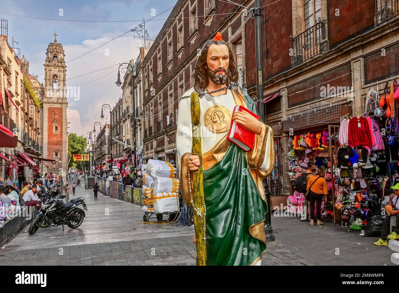 Una statua di Gesù Cristo simile alla vita sul vicolo dello shopping di Alhondiga Street che conduce alla chiesa Parroquia de la Santísima Trinidad nel quartiere zona Centro di Città del Messico, Messico. Foto Stock