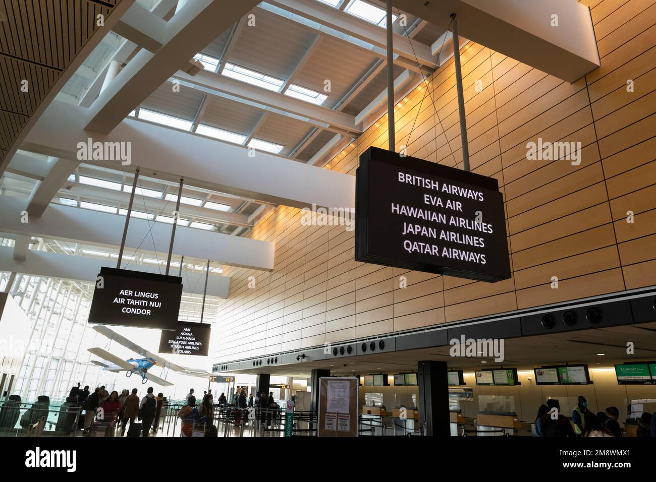 I cartelli dirigono i passeggeri verso le diverse aree di biglietteria delle compagnie aeree all'Aeroporto Internazionale di Seattle-Tacoma a SeaTac, Washington. Foto Stock