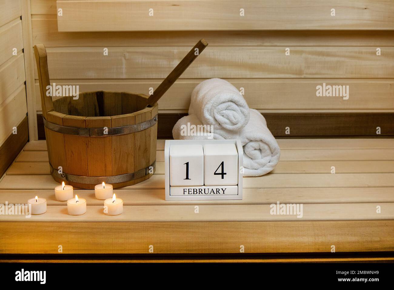 San Valentino, sauna. Febbraio 14 calendario, candele, secchio, spazio copia Foto Stock